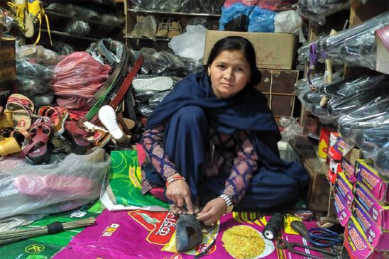 चौबिस वर्षमा सिउँदो पुछिएपछि जुत्ता सिलाएर आत्मनिर्भर बन्दै देवी