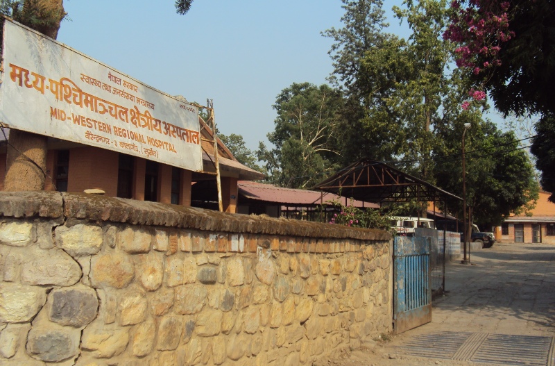 मध्यपश्चिम क्षेत्रीय अस्पतालमा भरपर्दो उपचार नपाएको बिरामीको गुनासो