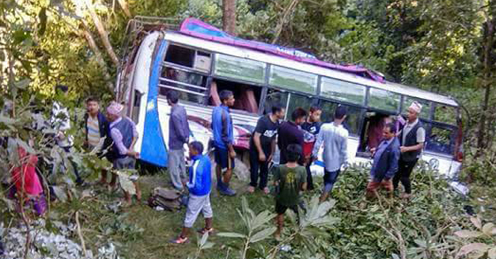 महेन्द्रनगरबाट छुटेको बस दुर्घटना हुँदा पाँच जनाको मृत्यु