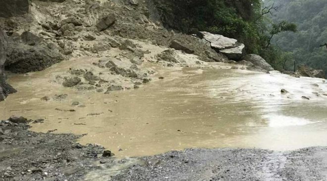पहिरोले बुटवल-पाल्पा सडक अवरुद्ध, यात्रु अलपत्र
