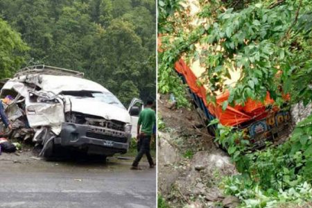 चितवनमा माइक्रो बस र ट्रक ठोक्किए, चारजनाको मृत्यु