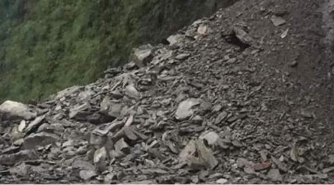 पहिरोका कारण आवागमन ठप्प