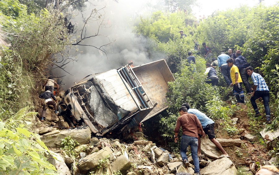 तरकारी बोक्ने गाडी पल्टिँदा एकको मृत्यु, ६ घाइते