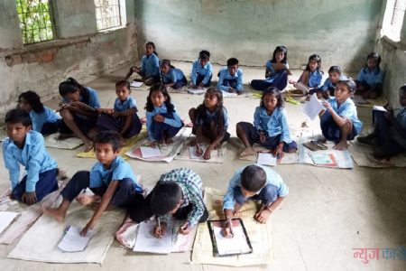चिसो भुइँमा कलिला बालबालिका