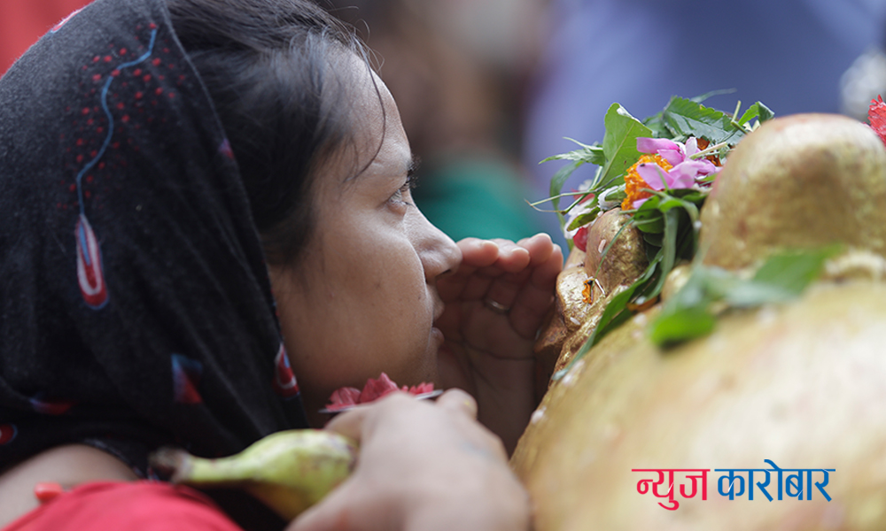 मखन टोलको महादेव मन्दिरमा वर माग्दै भक्तजन (फोटोफिचर)