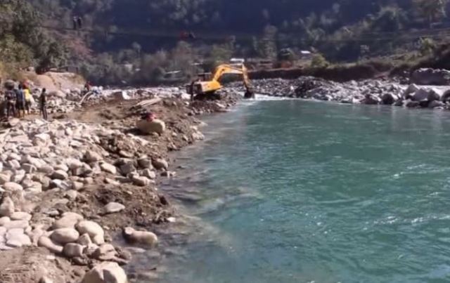 रोकिएन नदीजन्य पदार्थको दोहन, प्रहरीकै मिलेमतोमा तस्करी !