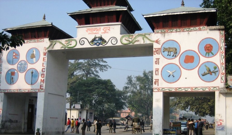 गहुँको बोरामा कपडा तस्करी