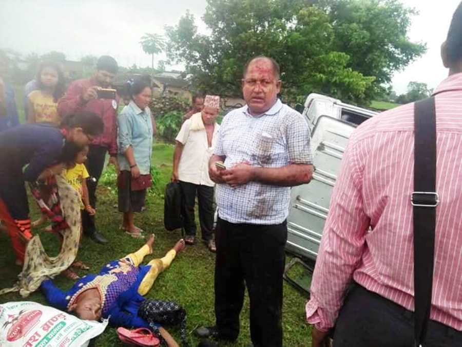 कैलालीको गुलरामा माइक्रोबस दुर्घटना, एकको मृत्यु, ११ घाइते
