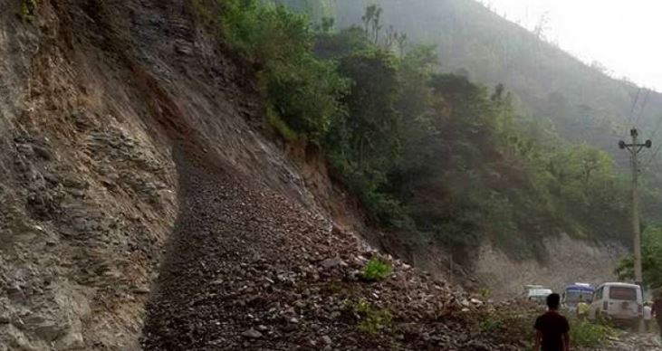पहिरो झरेपछि नारायणगढ–मुग्लिन सडकखण्ड अवरुद्ध