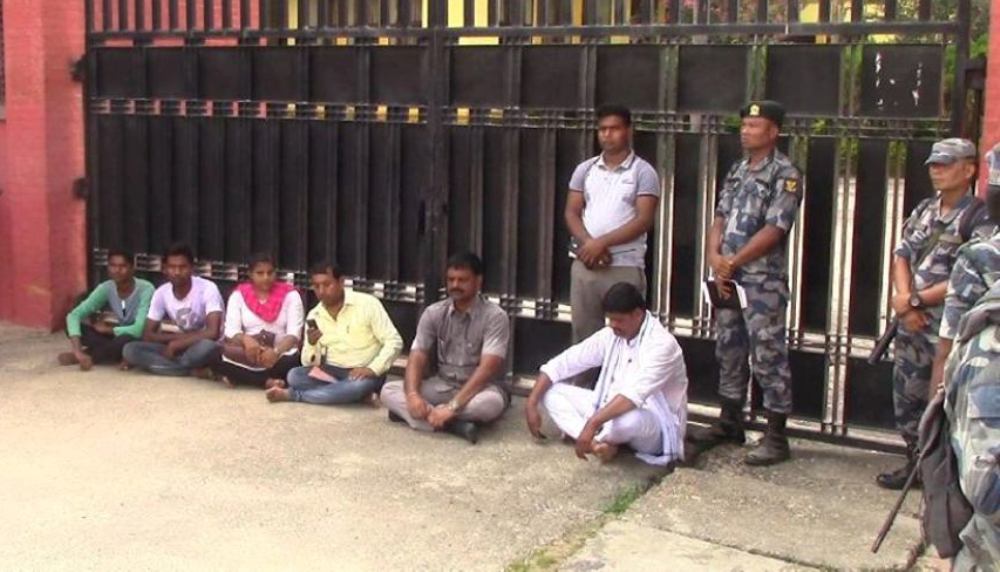 राष्ट्र बैंकको जनकपुर शाखालाई आपत् : मन्त्री धर्नामा, विद्यार्थी तोडफोडमा