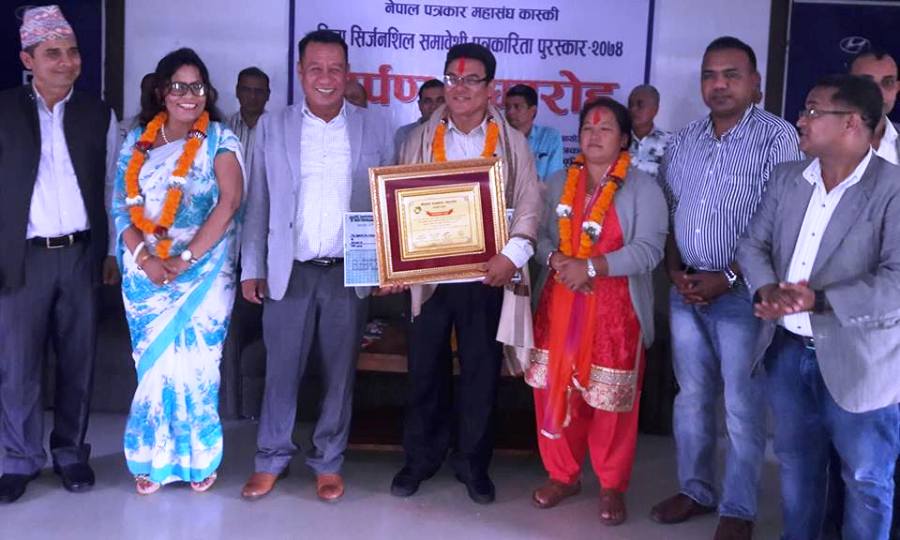 मीना सृजनशील समावेशी पत्रकारिता पुरस्कारबाट मगर पुरस्कृत