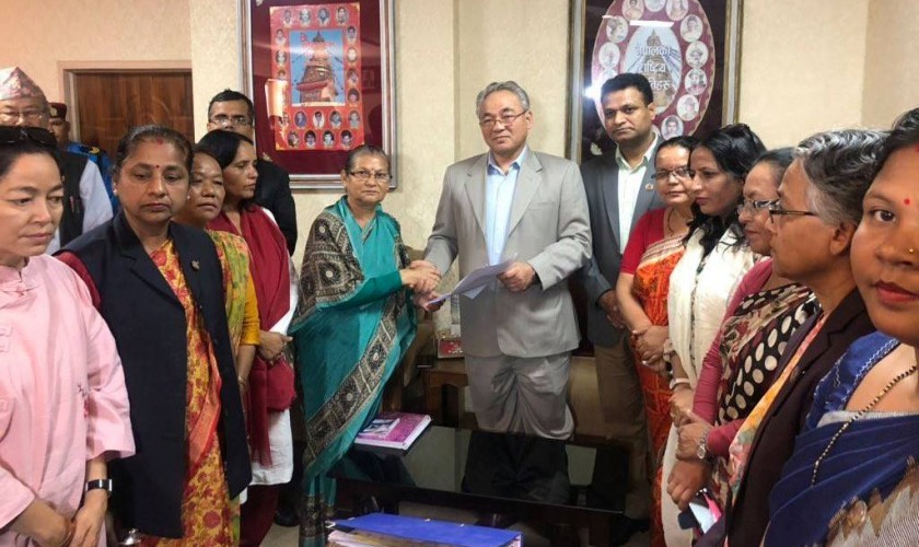 नेकपाका महिला नेतृहरु पीडितलाई लिएर गृहमन्त्रीसामु उभिएपछि…