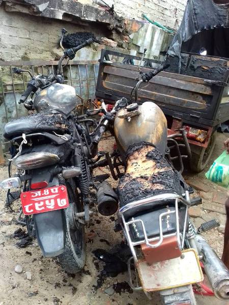 जनकपुरमा मोटरसाइकल र अटाे रिक्सामा आगजनी