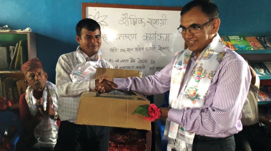 जनता बैंकद्वारा दार्चुलाको जनविकास माविलाई कम्प्युटर प्रदान