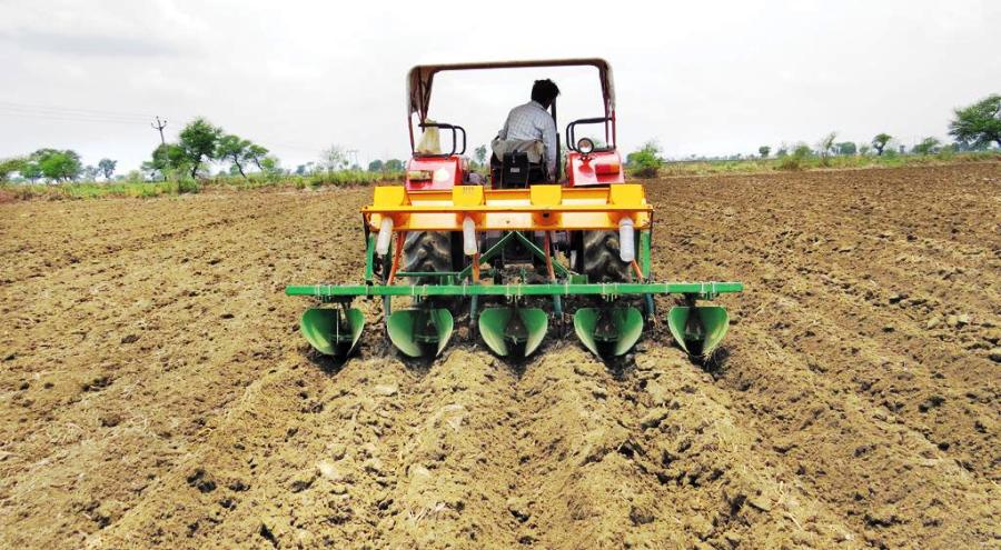उखुखेती गर्ने कञ्चनपुरका किसानलाई आधुनिक यन्त्र वितरण