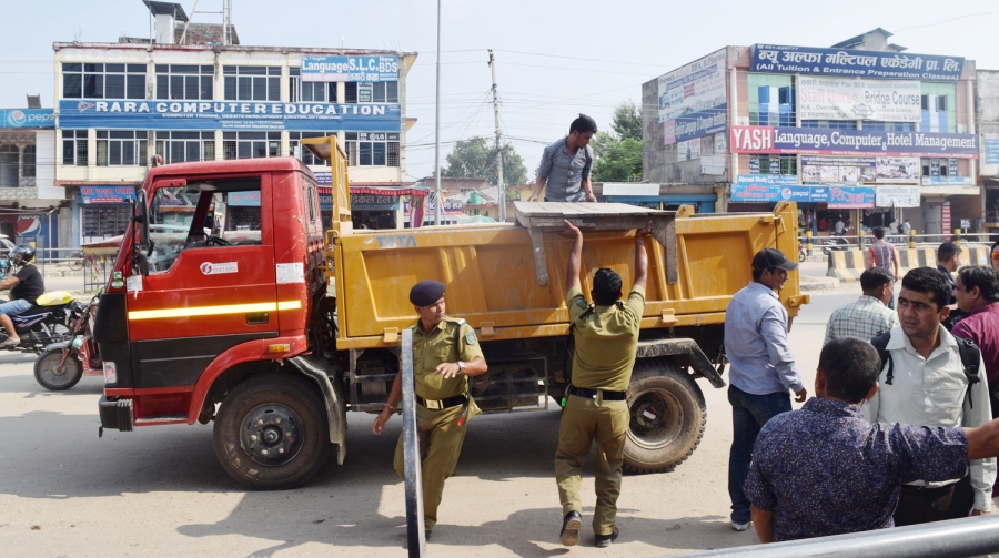 फुटपाथ पसल हटाउँदै नेपालगन्ज उपमहानगरपालिका