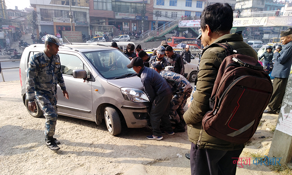 लोकन्थलीमा ढल भत्किएको ठाउँमा निजी कार पसेपछि