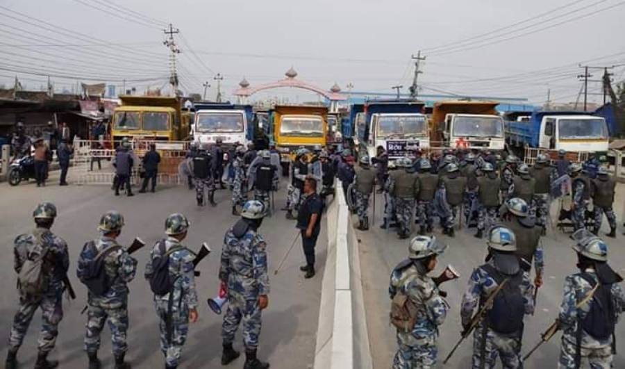 आगजनीको विरोधमा विराटनगरमा ट्रिप्पर व्यवसायीद्वारा सडक अवरुद्ध