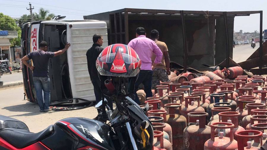 स्कुटर जोगाउन खोज्दा सडकमै पल्टियो ग्यास बोकेको ट्रक