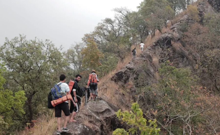हरिहरपुरगढीबाट सिन्धुलीगढीसम्म नयाँ पदमार्ग खोज्न हिँड्यो टोली