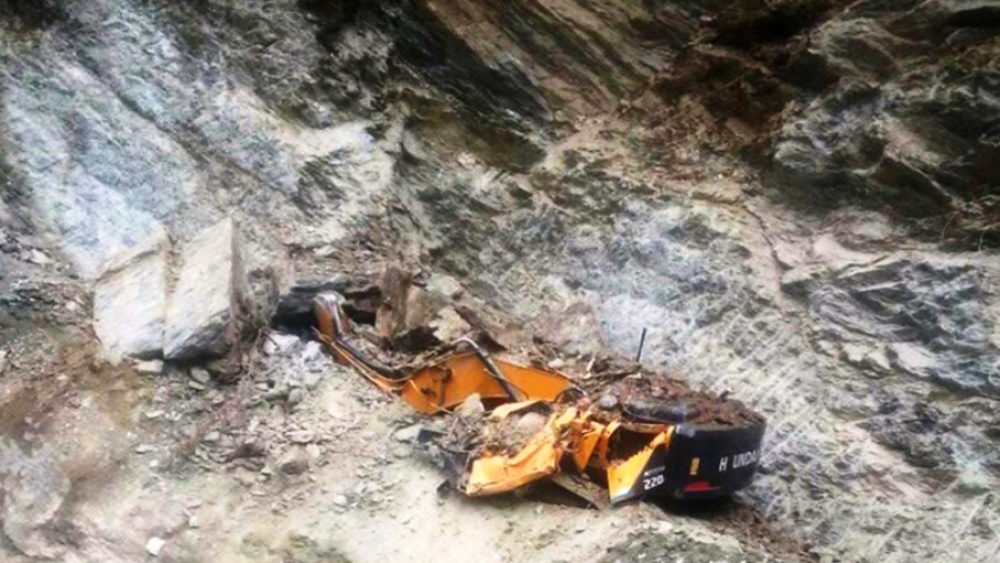 ताप्लेजुङमा पहिरोले जेसीबी पुरियो, चालकको मृत्यु