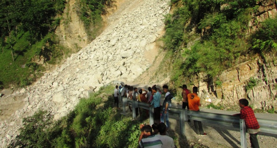 दुई दिनदेखि कर्णाली राजमार्ग अवरुद्ध, यात्रुहरु अलपत्र