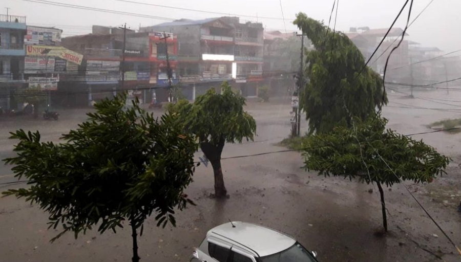 नवलपरासीमा हावाहुरीसहित वर्षा, विद्यालय बन्द