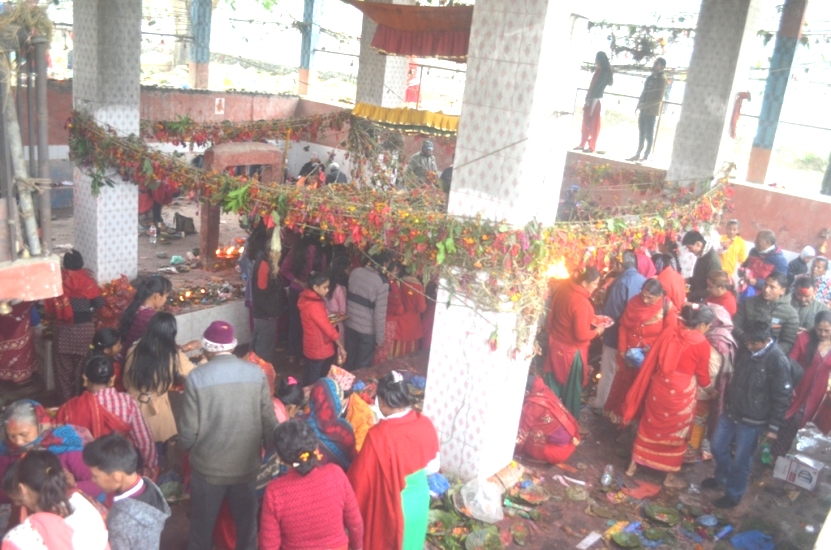 फूलको डोली चढाउन भक्तजनको भीड