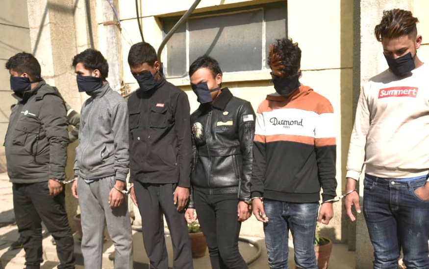 यसरी पक्राउ परे नक्कली हस्ताक्षर गरेर लाखाैं लुट्ने गिरोह
