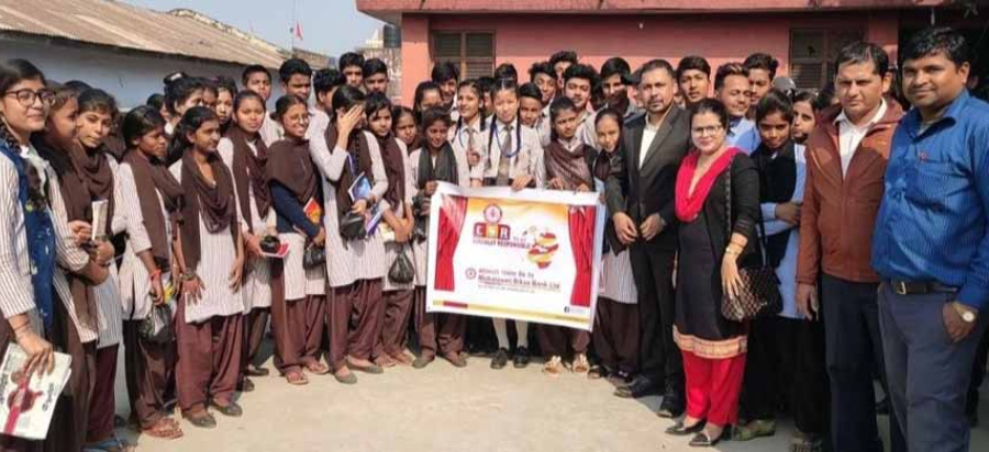महालक्ष्मी विकास बैंकद्वारा विद्यालयमा बाल उद्यान सामग्री वितरण