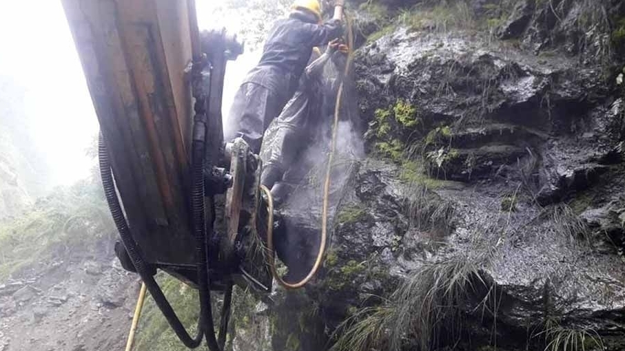 भिर कटान गर्न नसक्दा मध्यपहाडी लोकमार्ग निर्माणमा समस्या