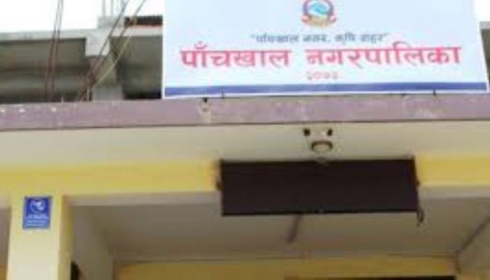 पाँचखाल नगरपालिका कार्यालय प्रवेश गर्दा गुण्डागर्दी शैलीमा कर असुली