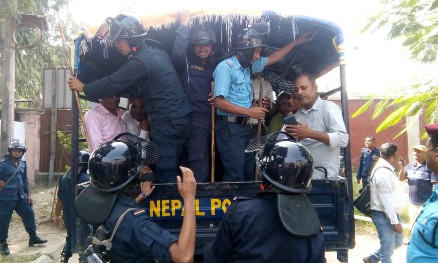 धर्नामा बसेका ६० अस्थायी शिक्षक पक्राउ