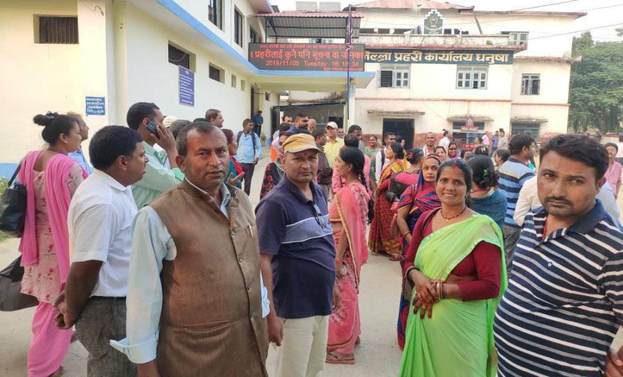 मुख्यमन्त्री कार्यालयमा ताला लगाउन खोज्दा पाँच घण्टा प्रहरी नियन्त्रणमा