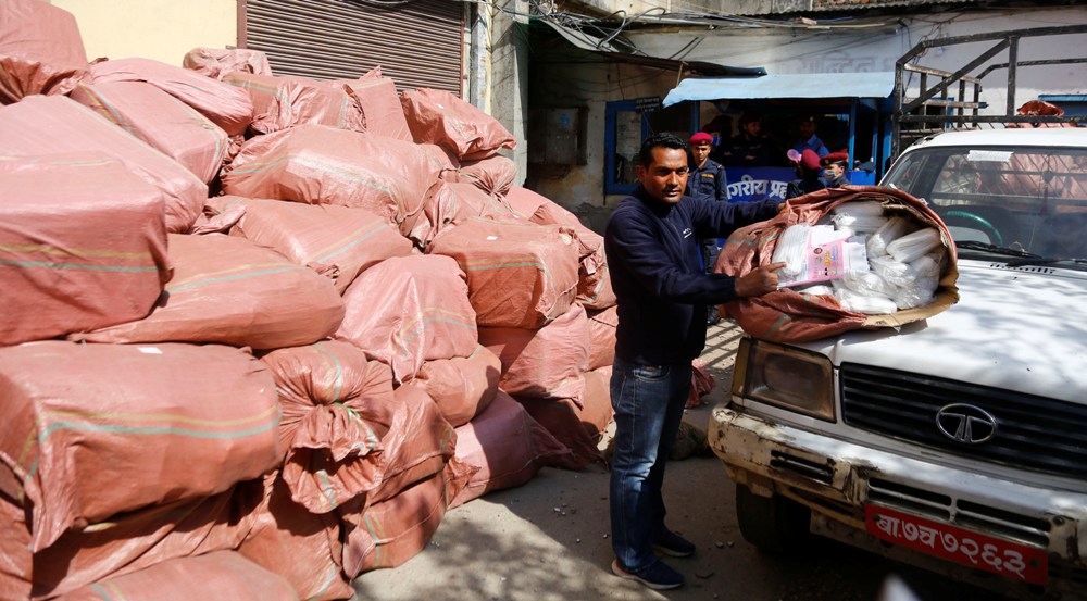 मास्क र सेनिटाईजर कालोबजारी गर्ने ३ जना पक्राउ