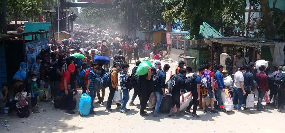 सीमा नाका पुगेका नेपालीलाई वर्षाले समस्या