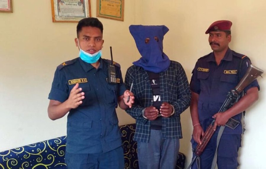 आफ्नै छोरीलाई रुखमा बाँधेर बलात्कार गर्ने बुवा पक्राउ