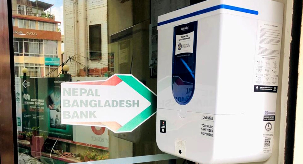 स्मार्ट आर्कले भित्र्यायो मोवाइलबाटै सञ्चालन गर्न मिल्ने टचलेस स्यानिटाइजर डिस्पेन्सर