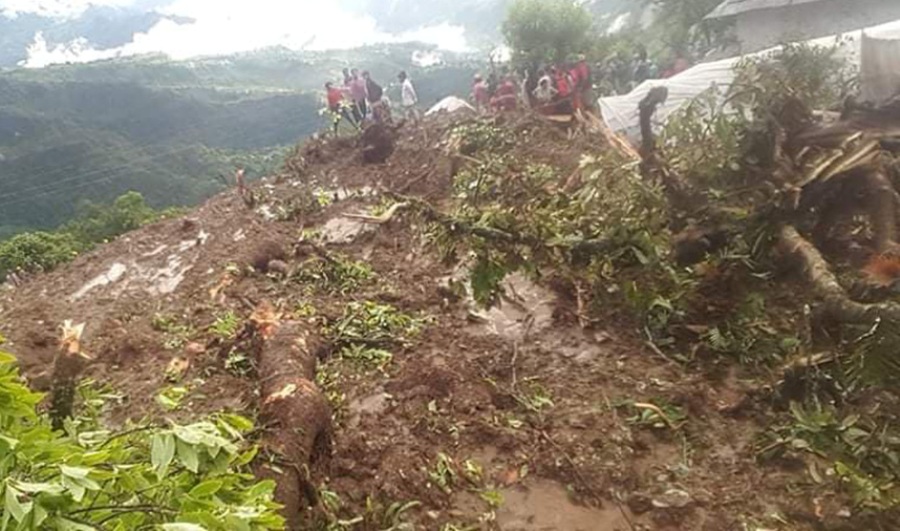 पर्वतको दुर्लुङका थप १० घर पहिरोको जोखिममा