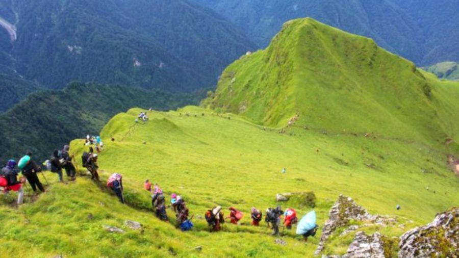 मालिकादेवीको आगनमा भक्तजनको लर्को