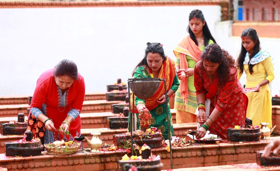 महादेव मन्दिरमा व्रतालु