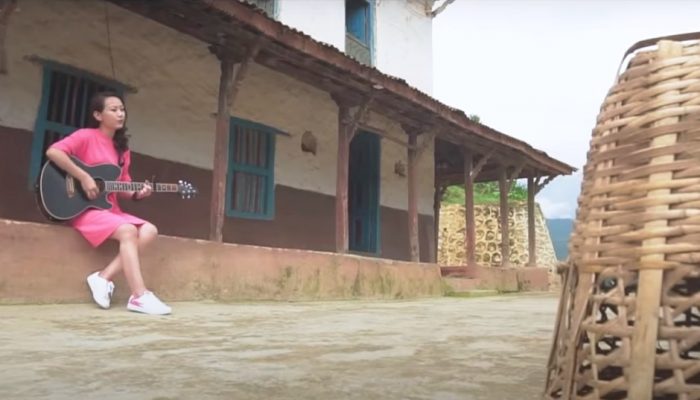 ‘गिटारवाली’को ‘आगुमै सालै त’ (भिडियोसहित)