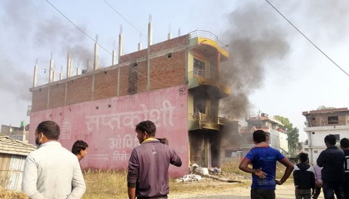 बालिका हत्याको आरोपमा पक्राउ परेका व्यक्तिको घरमा आगजनी, पूर्व-पश्चिम राजमार्ग अवरुद्ध