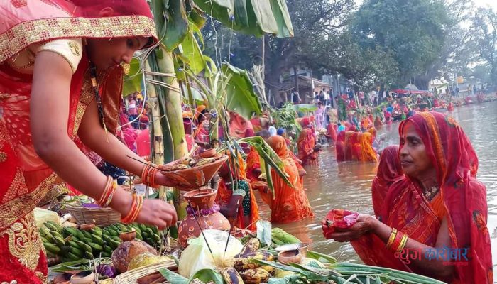 लोक आस्थाको पर्व छठ उदाउँदो सूर्यलाई अर्घ्य दिँदै सम्पन्न (फोटो फिचरसहित)