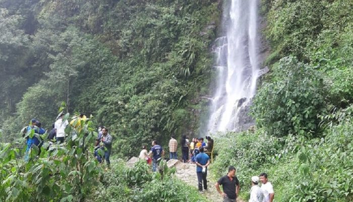 ‘दिदीबहिनी’ झरनामा आन्तरिक पर्यटकको लर्को