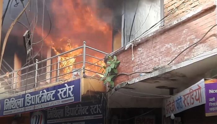 डिपार्टमेन्टल स्टोर र रेष्टुरेन्टमा आगलागी, अढाइ करोडको क्षति