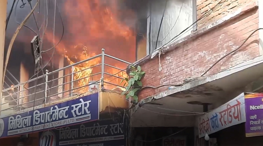 डिपार्टमेन्टल स्टोर र रेष्टुरेन्टमा आगलागी, अढाइ करोडको क्षति