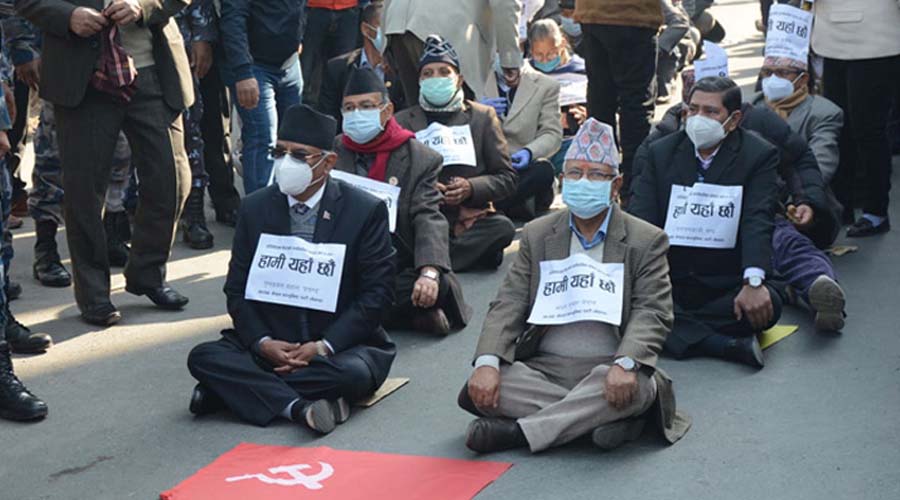 माइतीघरमा प्रचण्ड-माधव समूहका सांसदको प्रदर्शन