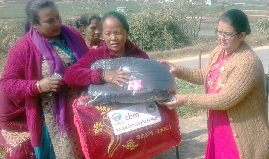 अपांगता भएकालाई ज्याकेट र ब्ल्यांकेट