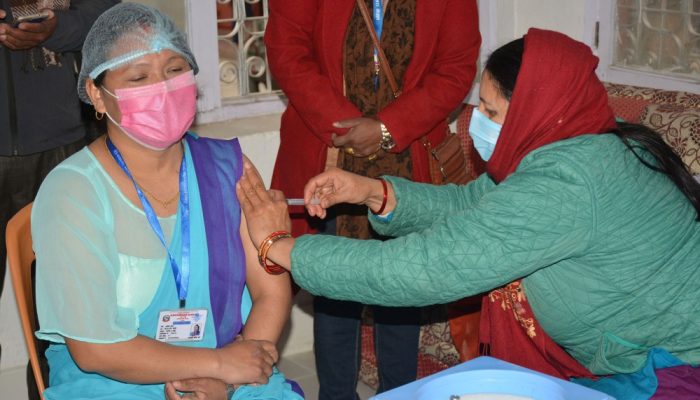 बचेको खोप दोस्रो चरणमा प्राथमिकतामा परेका व्यक्तिलाई